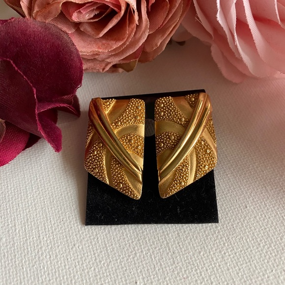 Vintage 80’s MONET Gold-tone Pierced Earrings - Picture 6 of 8